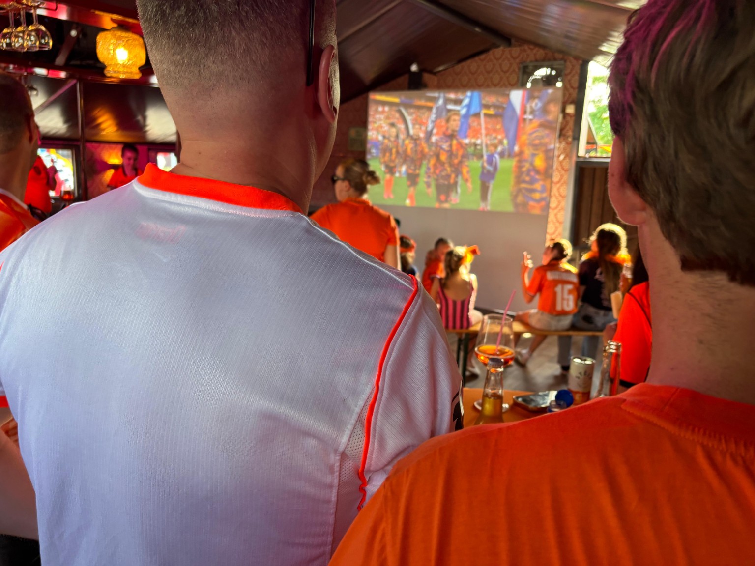 Voetbal kijken in De Tapkar