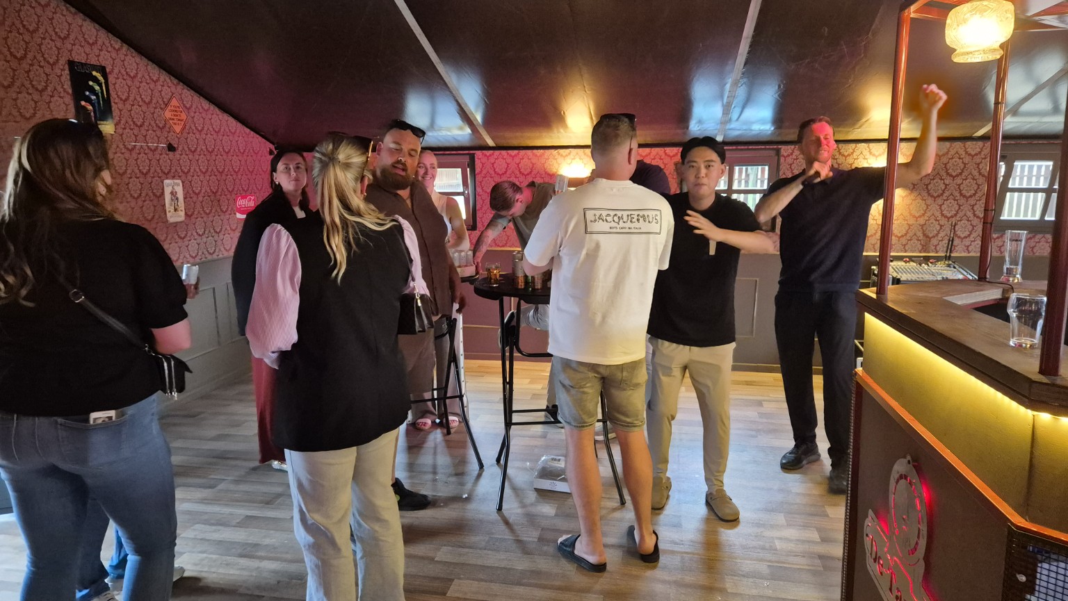 Gezellige sfeer binnen in De Tapkar
