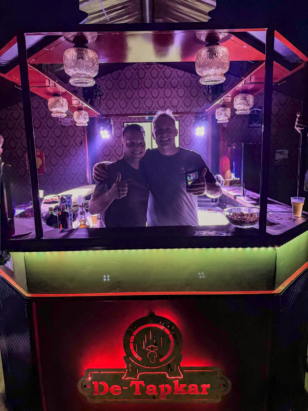 Eigenaren De Tapkar verhuur mobiel feestcafé