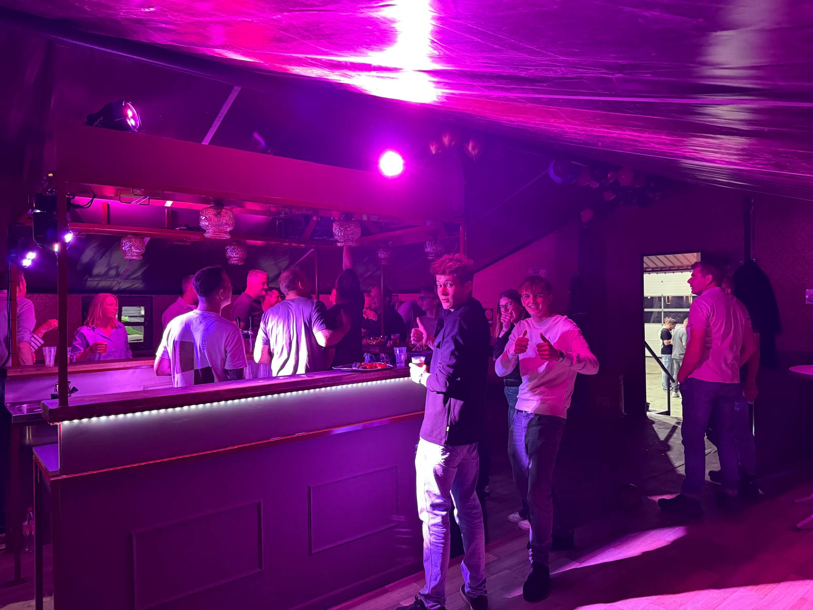 Mobiel feestcafé op locatie huren